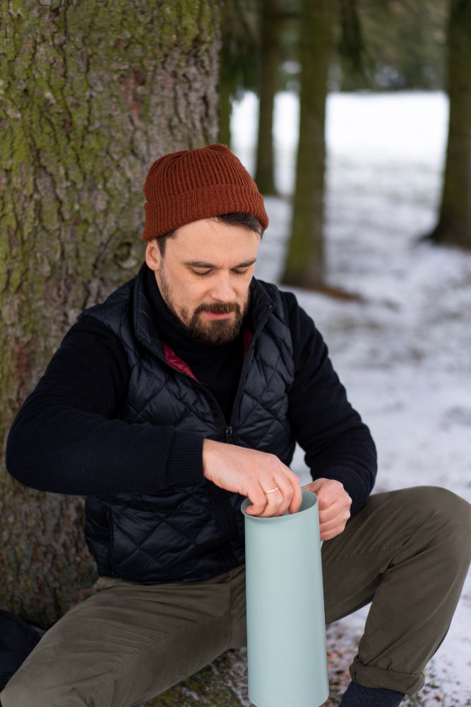 Chasseur au poste dans le froid
